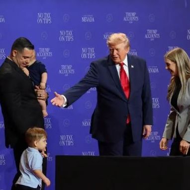 «Δεν θέλω να γίνει Μπάιντεν»: Η στιγμή που ο Τραμπ έσωσε νήπιο στη σκηνή και καταχαιροκροτήθηκε