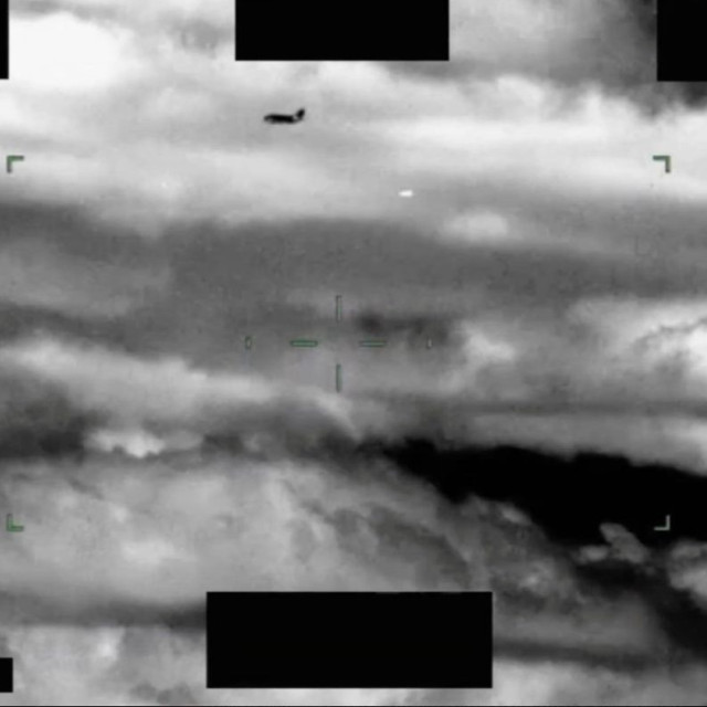 Αρχεία UFO: Νέα ανατριχιαστικά βίντεο  - Αθόρυβα ιπτάμενα τρίγωνα και «αιωρούμενo» ανθρώπινo σώμα