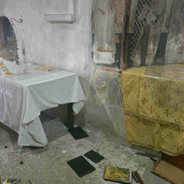 Άγνωστοι βανδάλισαν το εκκλησάκι της Μεταμόρφωσης του Σωτήρος - Σπασμένες εικόνες στην Αγία Τράπεζα
