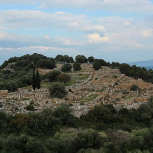 «Ζωντανεύει» το αρχαίο φρούριο του Ραμνούντος: Αποκαθίστανται τα τείχη και το ιερό της Νεμέσεως