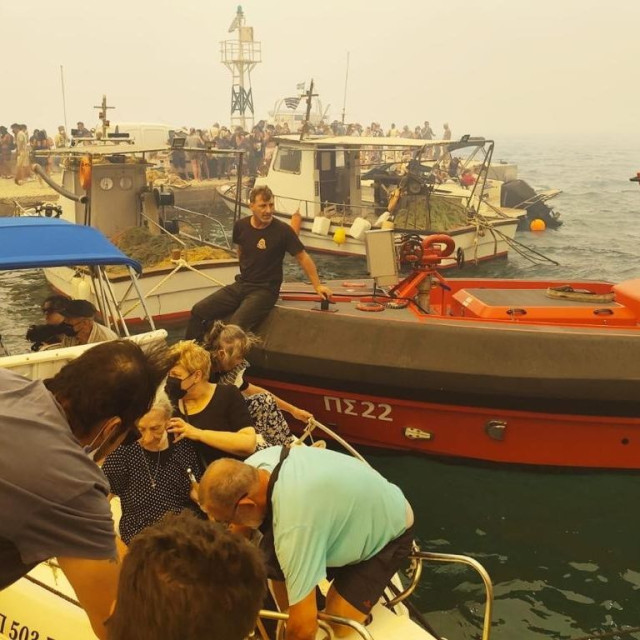 Φωτιά στην Αττικοβοιωτία: Καρέ-καρέ η δραματική επιχείρηση διάσωσης 254 πολιτών