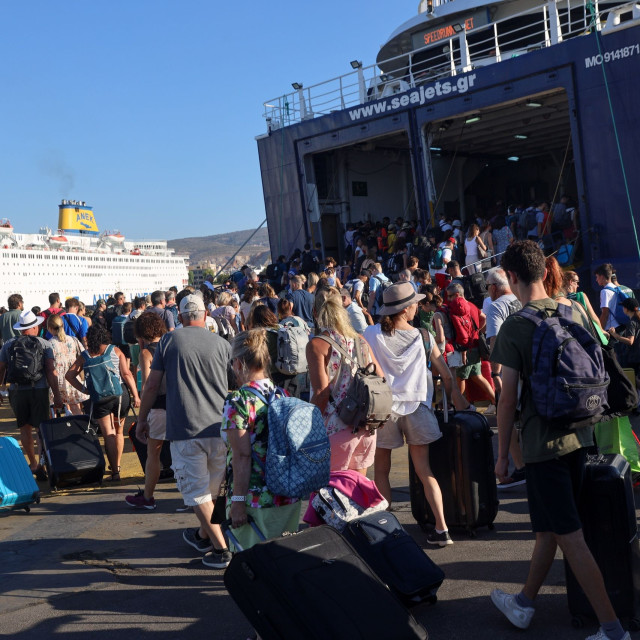 Κορυφώνεται η μεγάλη έξοδος του Δεκαπενταύγουστου: «Στο κόκκινο» λιμάνια, ΚΤΕΛ και εθνικές οδοί
