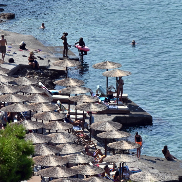 «Χρυσάφι» το μπάνιο στη θάλασσα: Έως και 122 ευρώ το ημερήσιο κόστος για μια τετραμελή οικογένεια