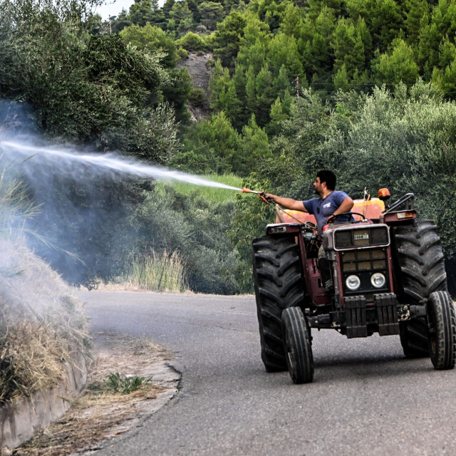 Εντυπωσιακό φαινόμενο στο Μουζάκι: Ανεμοστρόβιλος σχηματίστηκε μέσα στο πύρινο μέτωπο