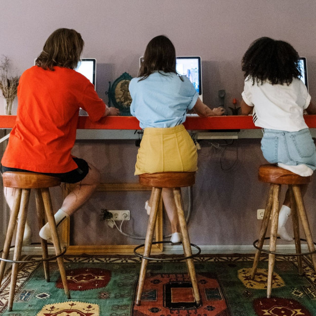 Η Gen Z αποταμιεύει λιγότερο, αλλά δεν «κόβει» τις δαπάνες - Καφές, ταξίδια και μικρές απολαύσεις