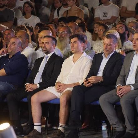 Φειδίας Παναγιώτου: Σάλος με την εμφάνισή του με σορτς σε εκδήλωση μνήμης για τους Ισαάκ και Σολωμού