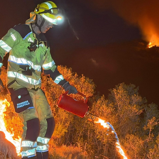Ισπανία: Μαίνονται ανεξέλεγκτες τρεις πυρκαγιές – Βίντεο από την τιτάνια μάχη των πυροσβεστών