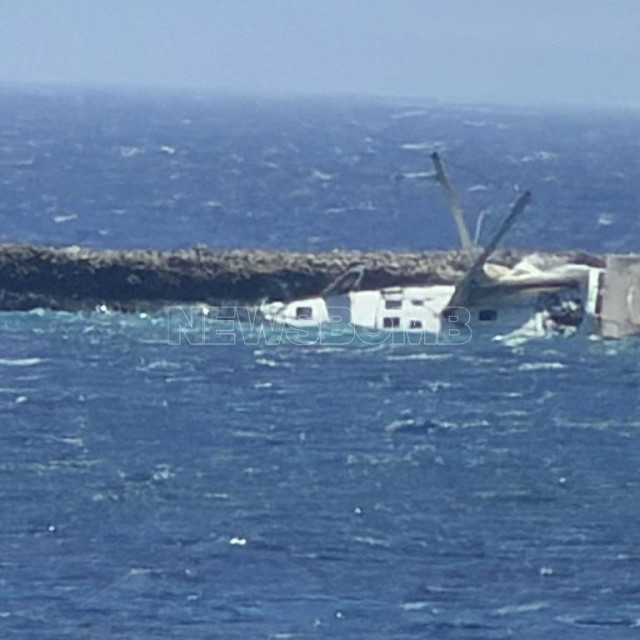 Νάξος: Προσάραξε και σχεδόν βυθίστηκε ιστιοφόρο στη Μουτσούνα - Δείτε εικόνες
