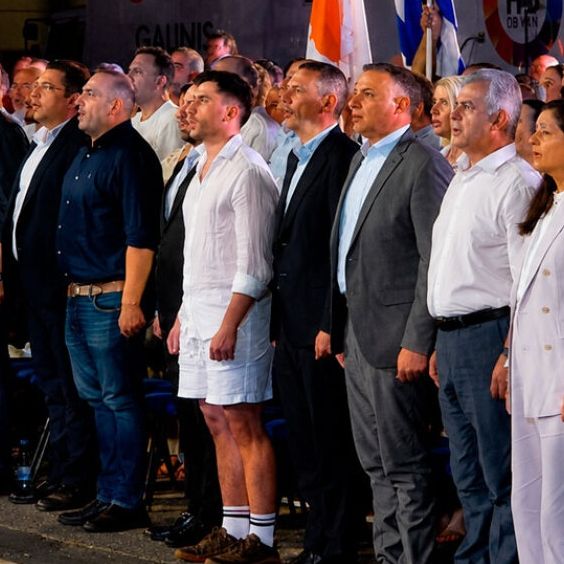 «Πού πας ρε στο πανηγύρι;»: Σάλος με την εμφάνιση του Φειδία στο μνημόσυνο για Ισαάκ-Σολωμού