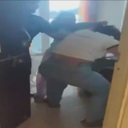 Viral βίντεο: Βρήκε τον άνδρα της στο διαμέρισμα άλλης γυναίκας - Το μαλλιοτράβηγμα ήταν μόνο η αρχή