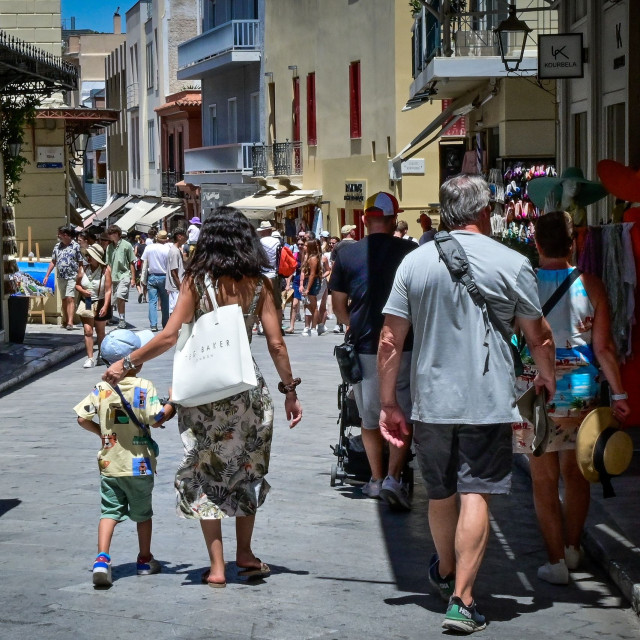 «Καμπανάκι» για κρυφές χρεώσεις και ηλεκτρονικές απάτες σε βάρος τουριστών