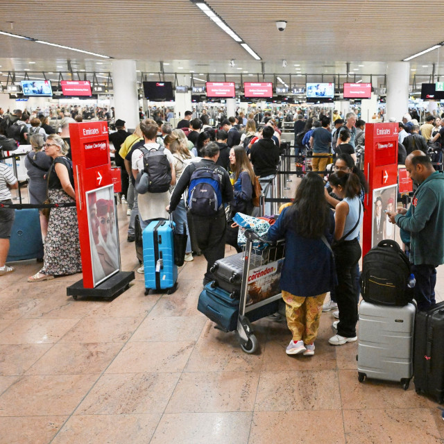 Το νέο σύστημα εισόδου της ΕΕ φέρνει χάος στα αεροδρόμια: Επιπλέον αναμονή έως 2 ώρες και ουρές