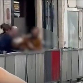 Βίντεο: Η στιγμή της επίθεσης με 2 μαχαίρια σε αστυνομικούς φωνάζοντας «Allahu Akbar»