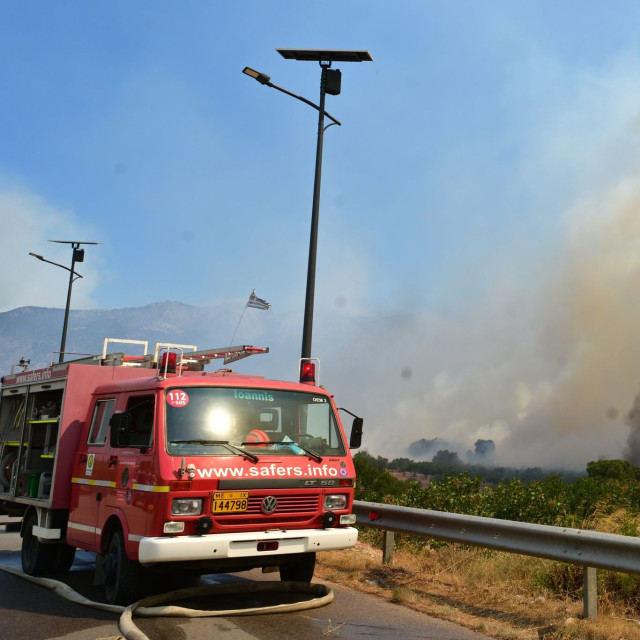 Κρήτη: Φωτιά στον Μυλοπόταμο Ρεθύμνου - Καίει χώρο με λάστιχα