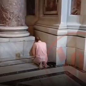Απίστευτες εικόνες: Μουσουλμάνος προσεύχεται γονατιστός μέσα στη Βασιλική του Αγίου Πέτρου