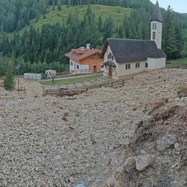 Ιταλία: Μεγάλη κατολίσθηση στο Τρέντο - 20.000 κυβικά μέτρα χώμα και βράχια παρέσυραν δρόμους