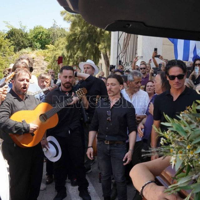 Νίκος Καλογερόπουλος: Με μουσική και τραγούδια αποχαιρέτησαν συγγενείς και φίλοι τον ηθοποιό