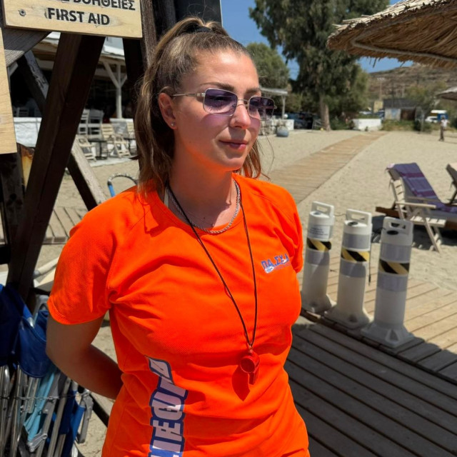 Σύρος: Ναυαγοσώστρια έσωσε 16χρονη που τραυματίστηκε πέφτοντας από τον μώλο στη Βάρη