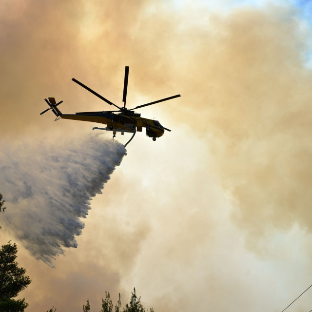 Φωτιά τώρα στον Λουτρόπυργο Αττικής, κοντά στη Νέα Πέραμο – Επιχειρούν 5 εναέρια μέσα