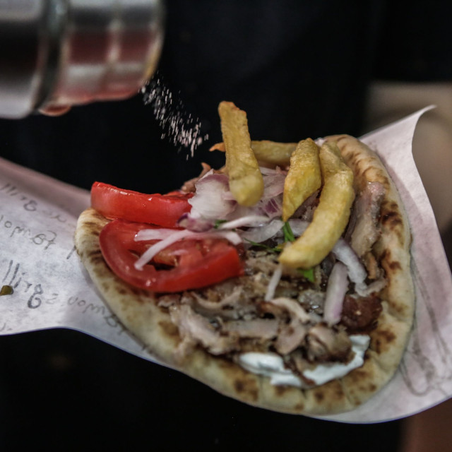 Το σουβλάκι έχει μετατραπεί σε είδος πολυτελείας για τον Έλληνα - Μέχρι και 5,3 ευρώ ένα τυλιχτό