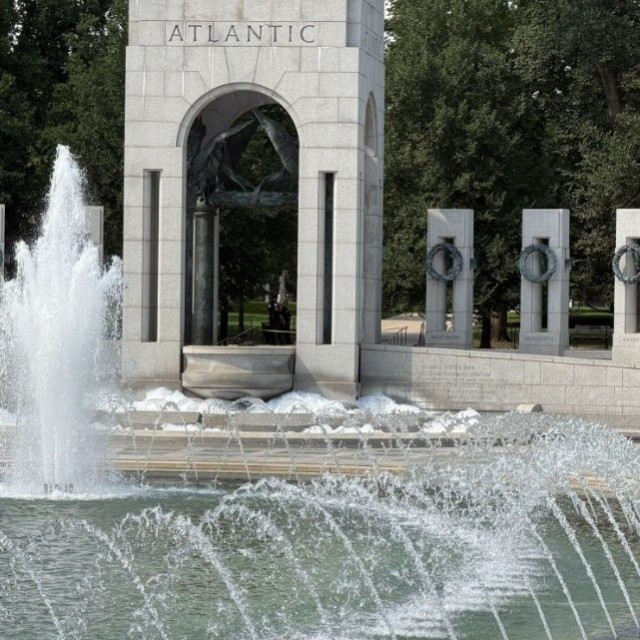 Επίθεση βανδάλων σε μνημείο - ορόσημο της Ουάσινγκτον: Αφροί και κόκκινο γκράφιτι στο σιντριβάνι