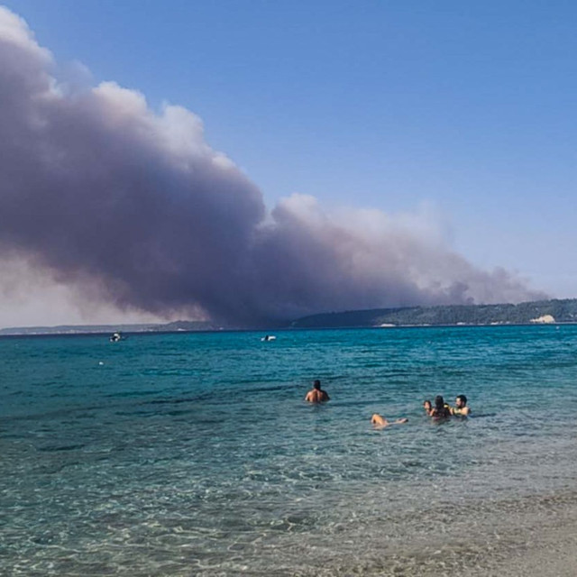 Φωτιά στη Χαλκιδική: Από θαλάσσης απομακρύνονται οι κάτοικοι της Σίβηρης - Σε εξέλιξη η πυρκαγιά