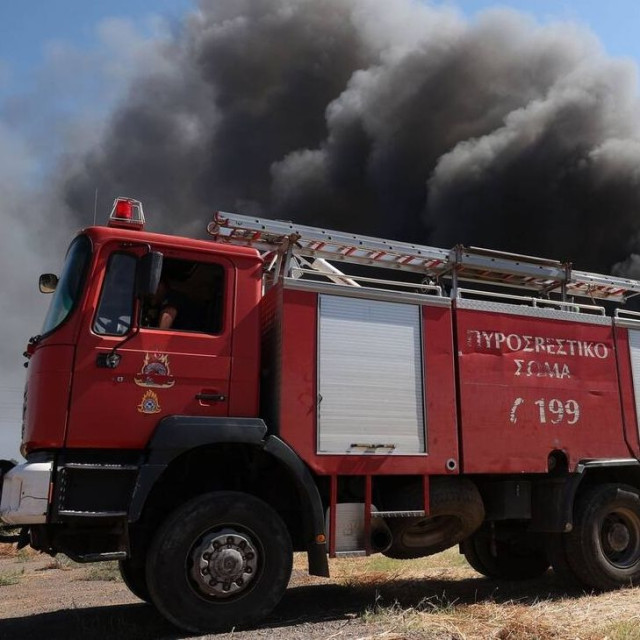 Παλλήνη: Κομμένο καλώδιο προκάλεσε φωτιά στην οδό Ελαιώνων