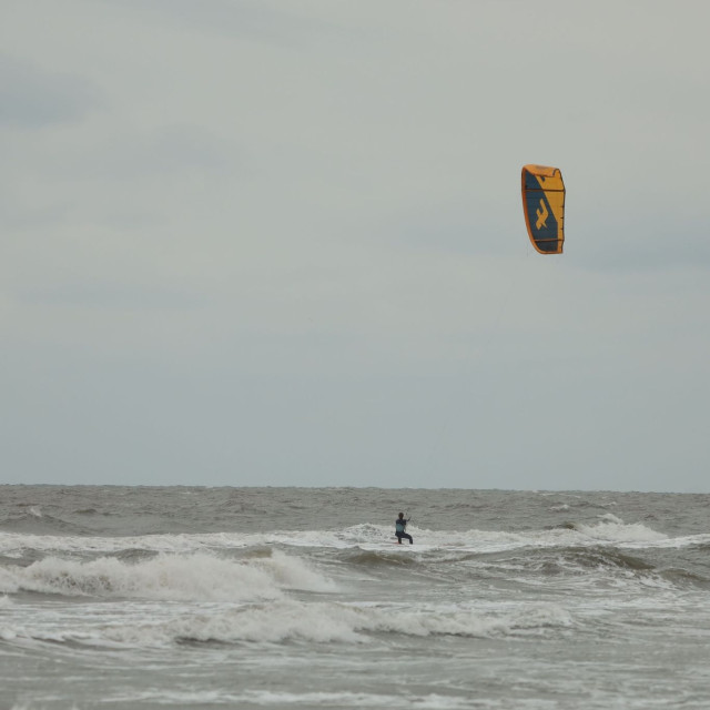 Φθιώτιδα: Παραλίγο να πνιγεί Kite surfer στις Ράχες μετά από ατύχημα
