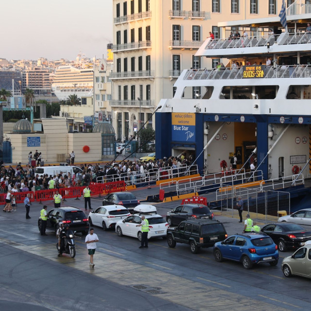 Κορυφώνεται η έξοδος των εκδρομέων του Δεκαπενταύγουστου - Η κατάσταση στα λιμάνια και τους δρόμους