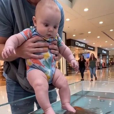 Η πιο γλυκιά viral αντίδραση: Μωρό στο πρώτο του fish spa