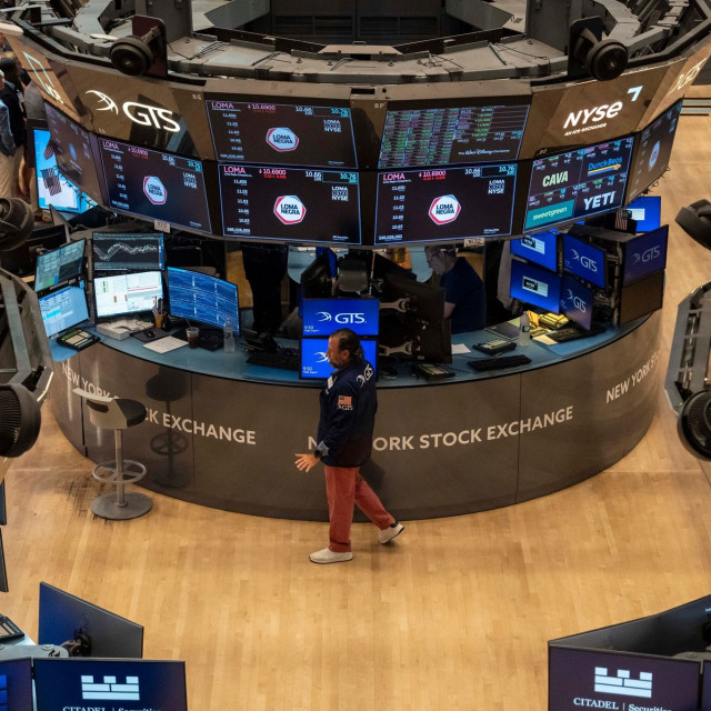 Wall Street: Πτώση στους βασικούς δείκτες με ρεκόρ εβδομαδιαίας ανόδου για τον S&P 500