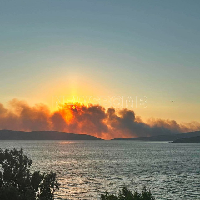 Φωτιά στη Σκύρο: Ενισχύονται οι πυροσβεστικές δυνάμεις - Μηνύματα από το 112 για εκκενώσεις