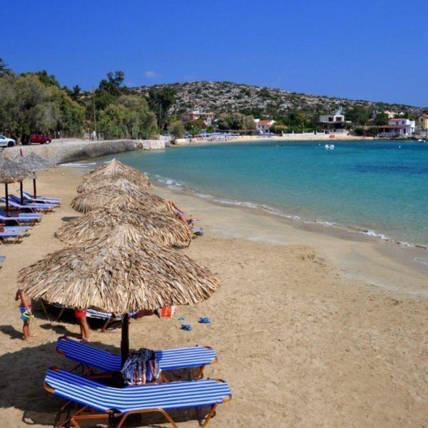 Μαράθι: «Λουκέτο» σε δύο καντίνες για παραβάσεις με τραπεζοκαθίσματα