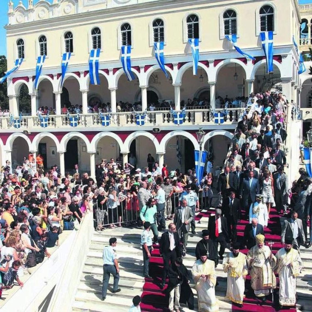 Δεκαπενταύγουστος στην Τήνο: Με λαμπρότητα η λιτάνευση της εικόνας της Παναγίας