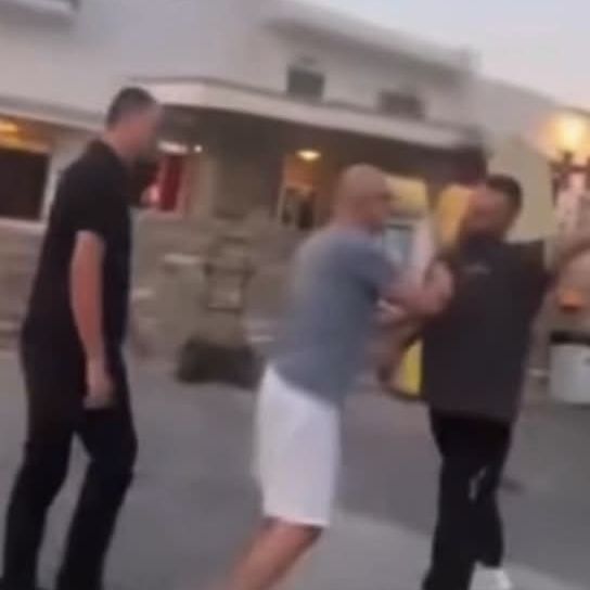 Πάρος: «Μετανιώνω αλλά με βάρεσε πρώτος με το κράνος» – Τι υποστηρίζει ο οδηγός ταξί που απολύθηκε