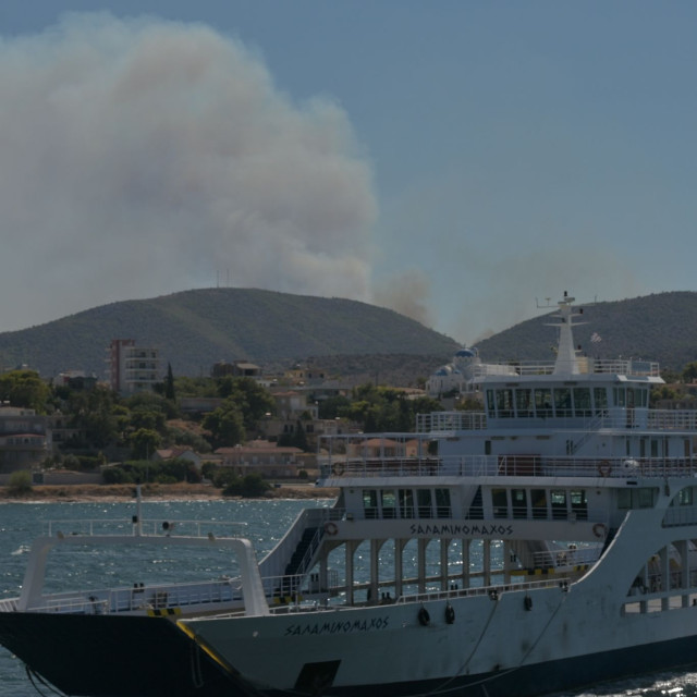 Φωτιά στη Σαλαμίνα -Αρτοποιός: Σε ετοιμότητα πλωτά μέσα για απομακρύνσεις - Πώς ξέσπασε η φωτιά