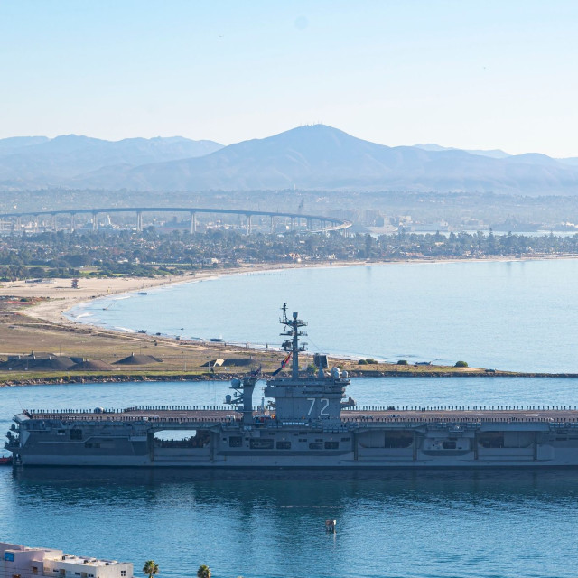 CENTCOM: Στο αεροπλανοφόρο USS Abraham Lincoln ο επικεφαλής της Κεντρικής Διοίκησης Μπραντ Κούπερ