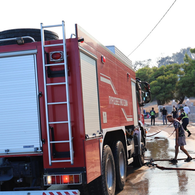 Φωτιά στη Σαλαμίνα: Σε ισχύ κυκλοφοριακές ρυθμίσεις - Συνεχίζονται οι απεγκλωβισμοί από θαλάσσης