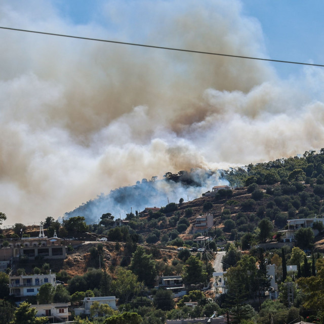 Liveblog - Μεγάλη φωτιά στη Σαλαμίνα: Δύο νεκροί - Σε δύο μέτωπα οι φλόγες σε Περιστέρια και Σελήνια
