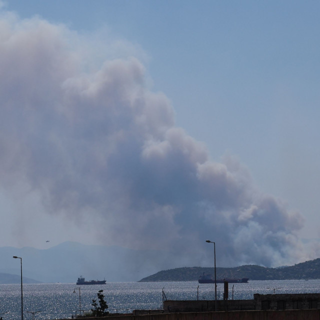 Φωτιά στη Σαλαμίνα - Δήμαρχος νησιού: Έχουν καεί σπίτια - Σε ετοιμότητα πλωτά μέσα για εκκενώσεις