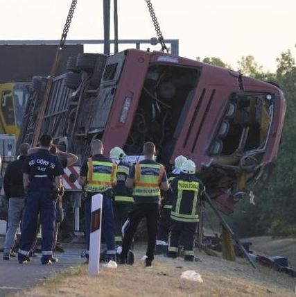Ουγγαρία: Δώδεκα νεκροί και τουλάχιστον 10 τραυματίες σε ανατροπή τουριστικού λεωφορείου