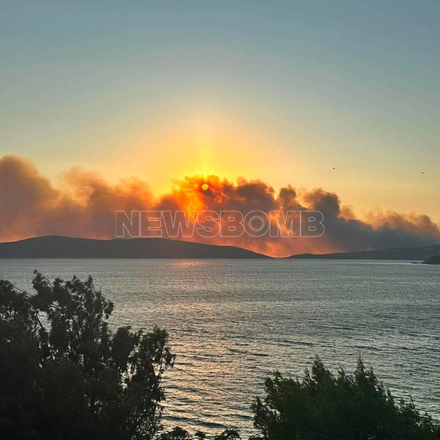 Σκύρος: Σε εξέλιξη το πύρινο μέτωπο - Μάχη με τους ανέμους δίνουν 6 εναέρια μέσα
