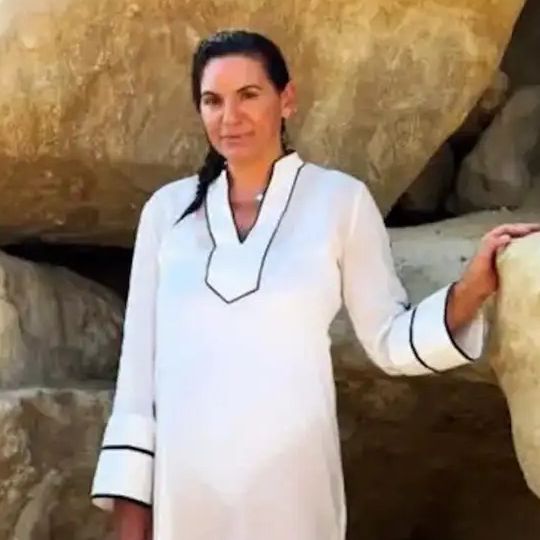 Η Όλγα Κεφαλογιάννη εξυμνεί τα Μάταλα: «Εδώ συναντώνται η αρχαία Κρήτη με την ελευθερία»