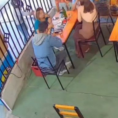 Σκληρά πλάνα: Η στιγμή της εκτέλεσης Περουβιανής δικηγόρου σε εστιατόριο την ώρα που τρώει με παρέα