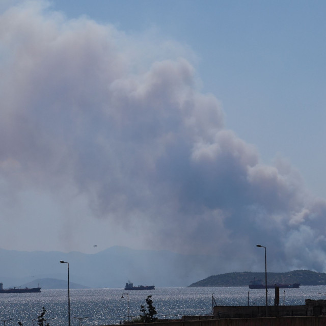 Φωτιά στη Σαλαμίνα: Δύο νεκροί - Εντοπίστηκαν οι σοροί στη διάρκεια της κατάσβεσης