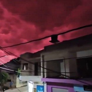 Κολομβία: Απόκοσμα κόκκινα σύννεφα στον ουρανό σπέρνουν πανικό μετά τον σεισμό