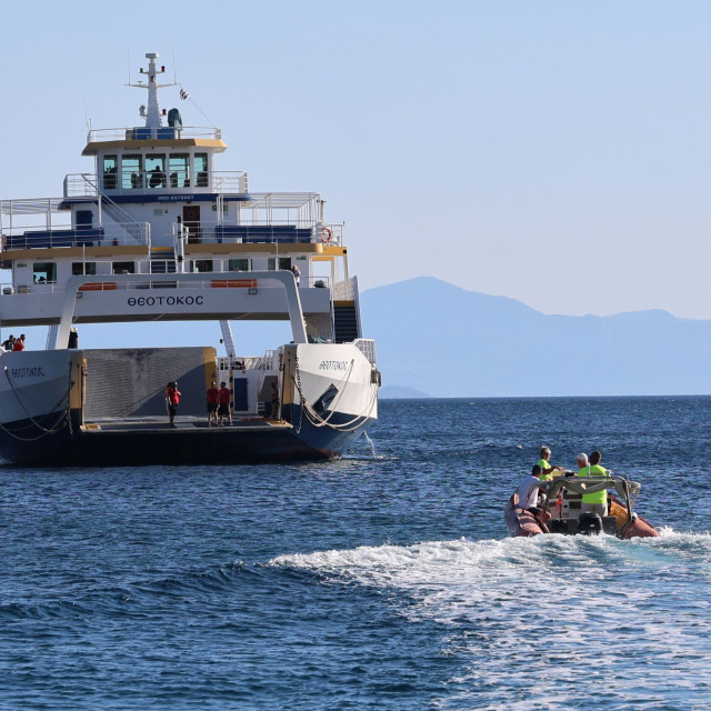 Φωτιά στη Σαλαμίνα: Απομακρύνθηκαν 364 άτομα διά θαλάσσης από Σατερλί και Κολώνες