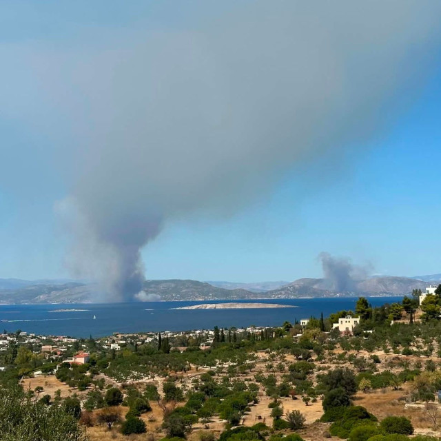 Δύο ταυτόχρονες πυρκαγιές στη Σαλαμίνα - Ήχησε το 112, επιχειρούν 7 εναέρια και δεκάδες πυροσβέστες