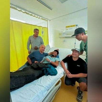 Η στιγμή που ένας ψαράς βγαίνει ζωντανός μετά από 15 ημέρες παγιδευμένος σε υποβρύχιο σπήλαιο