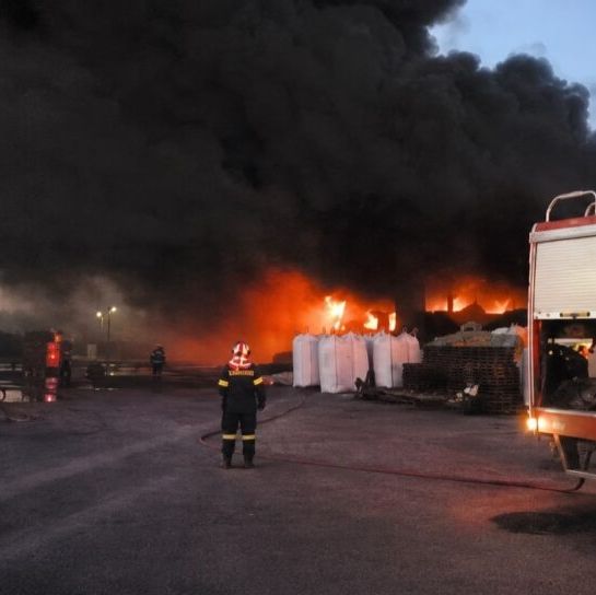 Σε ύφεση η φωτιά σε εργοστάσιο πλαστικών στη Λάρισα - Πυροσβεστικές δυνάμεις στο σημείο